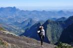 No início da caminhada no 2o dia da travessia, admirando as montanhas do Parque Nacional da Serra dos Órgãos, no Rio de Janeiro